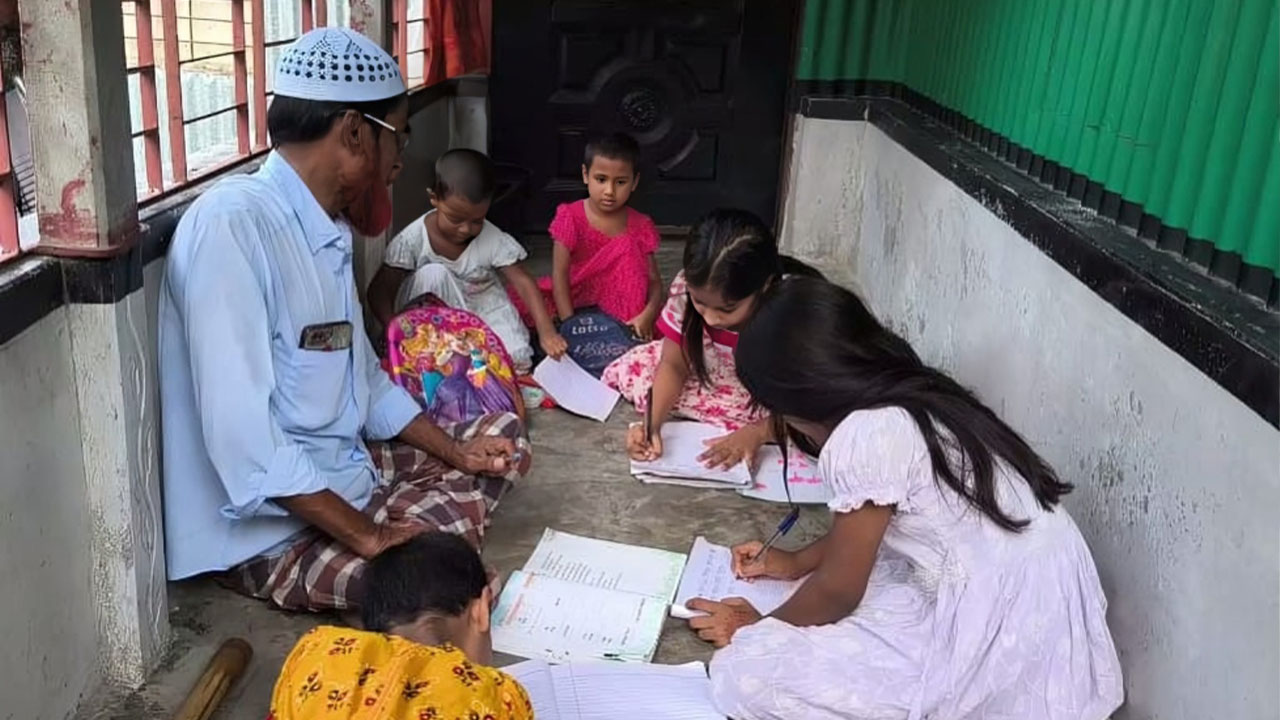 শিক্ষার্থীদের পড়াচ্ছেন শিক্ষক মোক্তার হোসেন। ছবি: এশিয়া পোস্ট