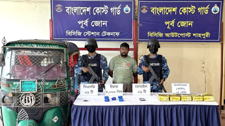 টেকনাফে ৮ কেজি আইস ও সাড়ে ৪ লাখ ইয়াবা জব্দ