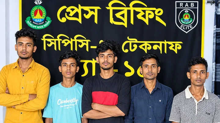 সাগরপথে মালয়েশিয়া পাচারের চেষ্টা ব্যর্থ, টেকনাফে ৫ জন উদ্ধার 