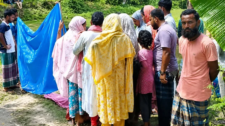 পুকুরে ভাসছিল ৫ মাসের অন্তঃসত্ত্বা নারীর মরদেহ