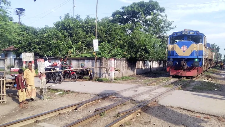 ৫ বছর ধরে বিনা বেতনে রেলক্রসিং পাহারা দিচ্ছেন ভ্যানচালক ইসলাম