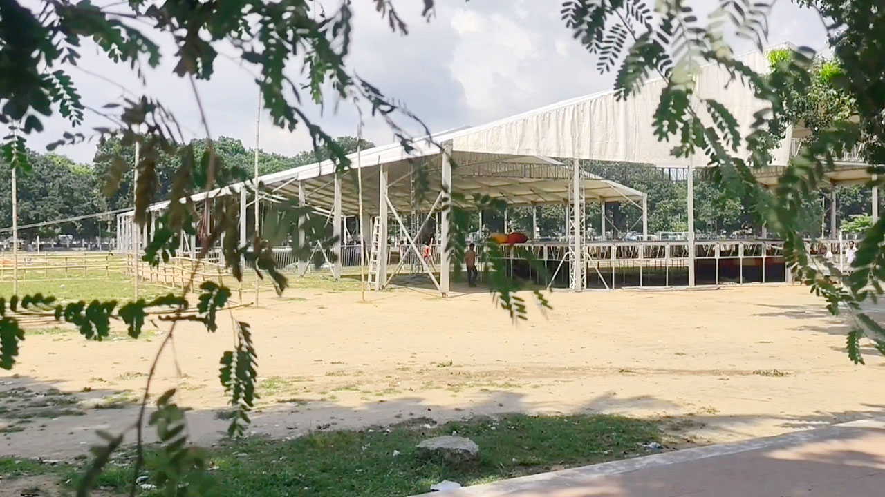প্রস্তুত করা হচ্ছে সংবর্ধনা মঞ্চ। ছবি: এশিয়া পোস্ট