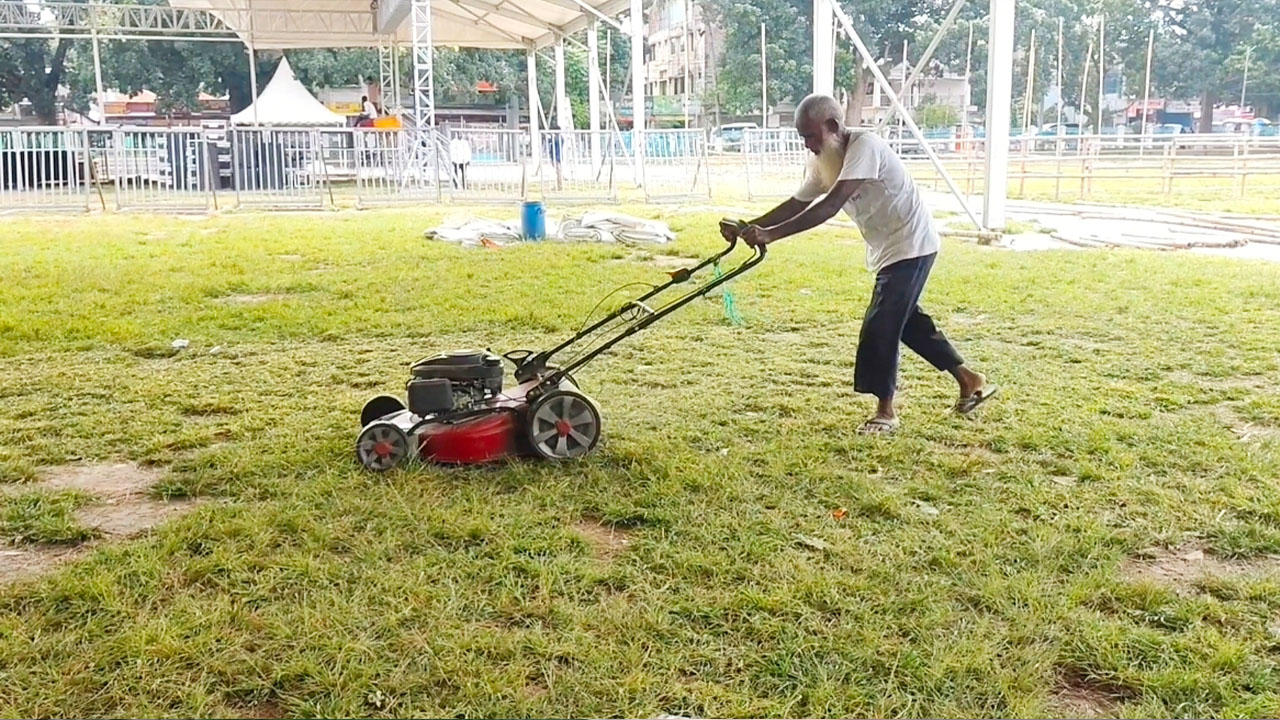 সংবধর্না অনুষ্ঠানের মাঠ সংস্কারের কাজ করছেন এক শ্রমিক। ছবি: এশিয়া পোস্ট