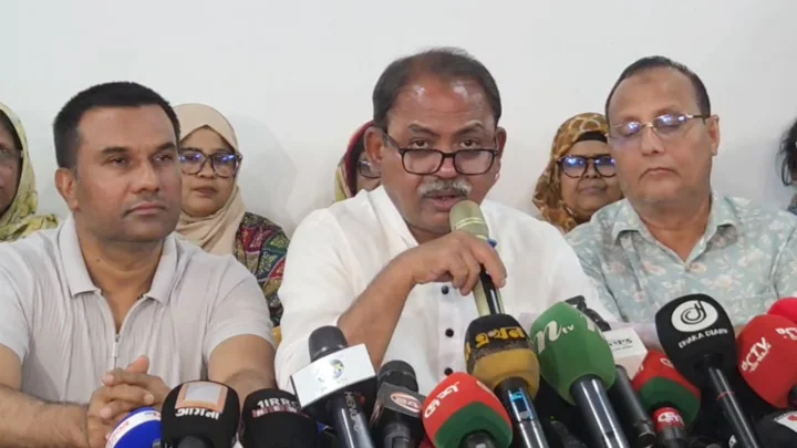 জামায়াত প্রার্থী সংখ্যালঘু ভোটারদের ভোটকেন্দ্রে না যেতে হুমকি দিচ্ছেন: মির্জা ফয়সল
