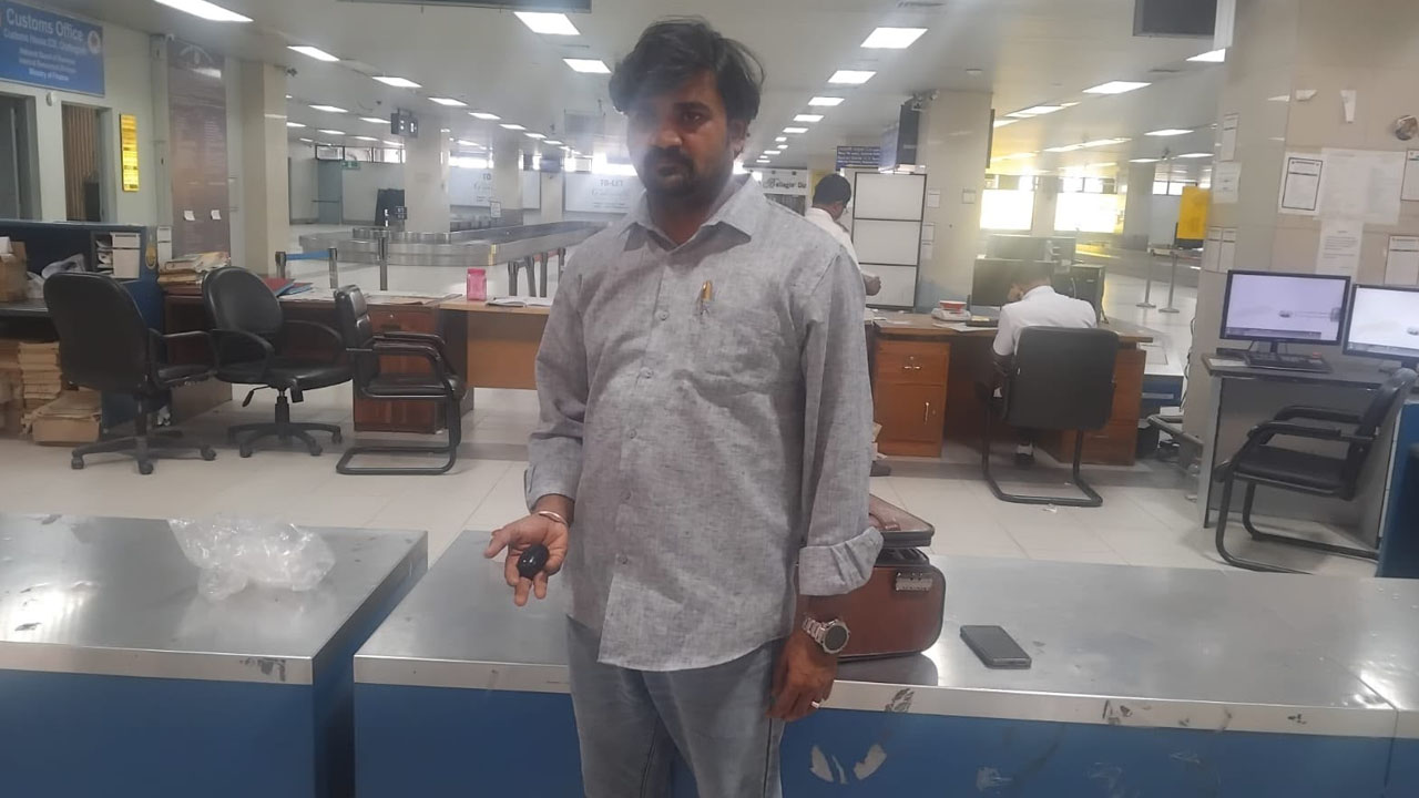 অন্তর্বাসে কোটি টাকার স্বর্ণ, বিমানবন্দরে ভারতীয় যাত্রী আটক