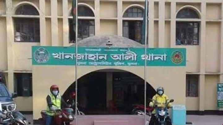 বন্ধ জুট মিলের ছাদ থেকে লাফিয়ে পালানোর সময় যুবকের মৃত্যু