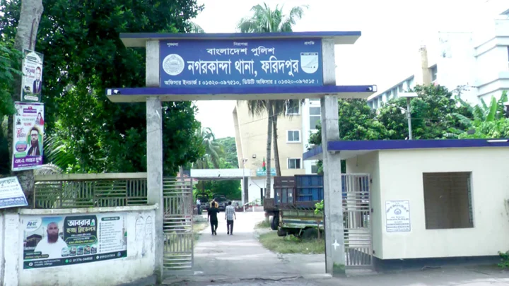 ক্যামেরা চালু করে শিশুকে ফাঁস দেওয়ার চেষ্টা করছেন মা!