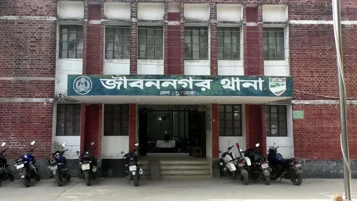 জীবননগরে সড়কের পাশে পড়ে ছিল অজ্ঞাত নারীর মরদেহ