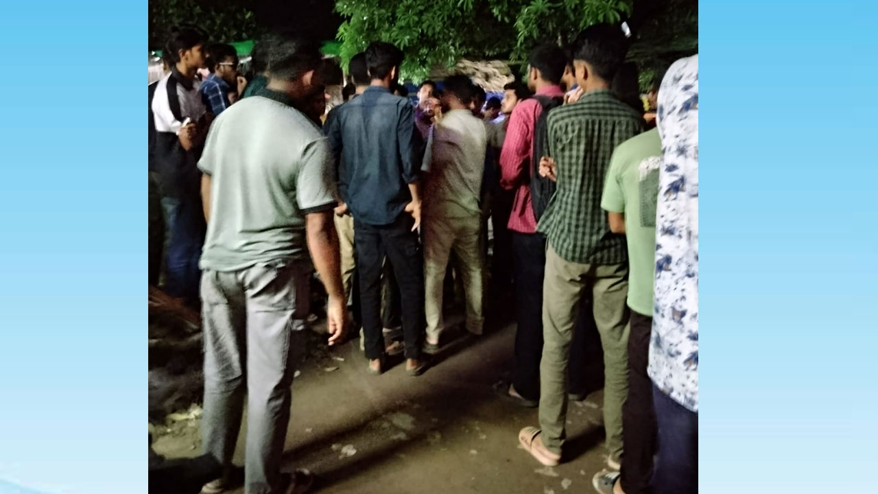নারী শিক্ষার্থীকে উত্ত্যক্তের অভিযোগ, দুই বিভাগের শিক্ষার্থীদের মধ্যে  হাতাহাতি