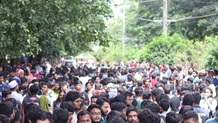 চুয়েটে সর্বাত্মক ‘শাটডাউন’: মূল ফটকে তালা, ক্লাস-পরীক্ষা বর্জন