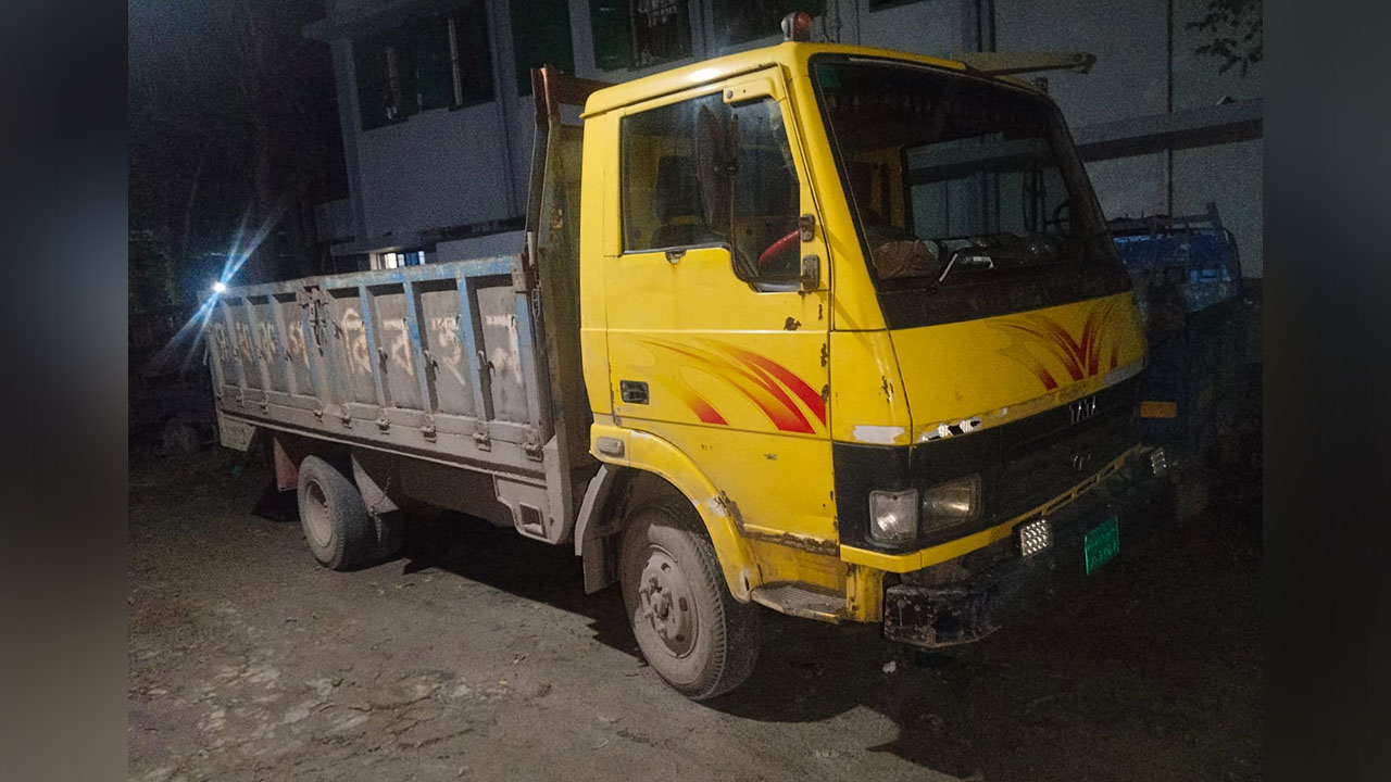 উদ্ধার করা ট্রাক। ছবি : এশিয়া পোস্ট