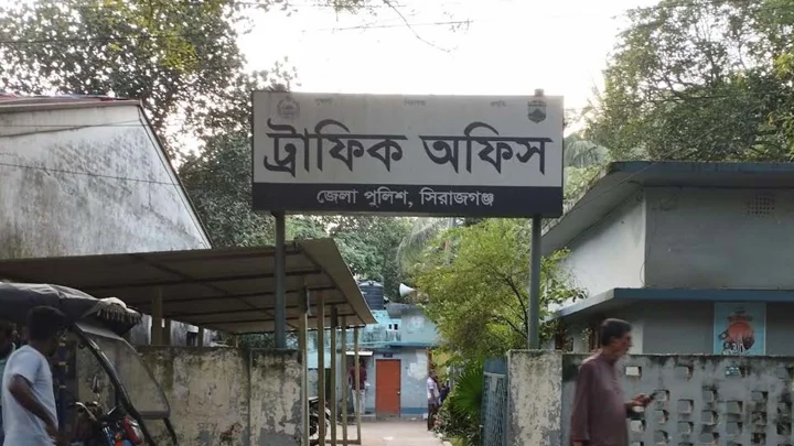 দিনে গণহারে মামলা, রাতে ট্রাফিক অফিসে টাকার বিনিময়ে রফা