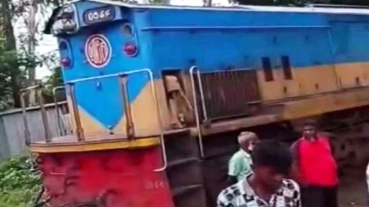 একই লাইনে মুখোমুখি দুই ট্রেন, আতঙ্কে লাফিয়ে পড়ে চার যাত্রী আহত