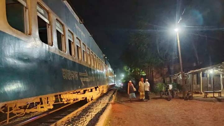 দোলনচাঁপা ট্রেন লাইনচ্যুত, চালক-গার্ডকে মারধরের অভিযোগ