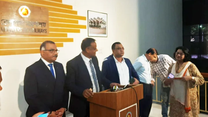 ‘আন্তদেশীয় ট্রেন চালুর সিদ্ধান্ত হয়নি, প্রস্তাব পেলে পরীক্ষা হবে’