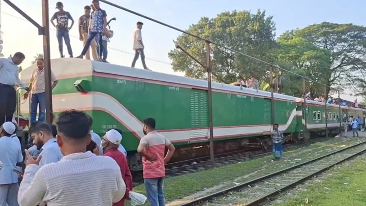 ইঞ্জিন বিকল, কিশোরগঞ্জ স্টেশনে আটকে আছে ঢাকাগামী ট্রেন