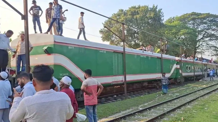 ইঞ্জিন বিকল, সোয়া ৩ ঘণ্টা পর কিশোরগঞ্জ ছাড়ল ঢাকাগামী ট্রেন