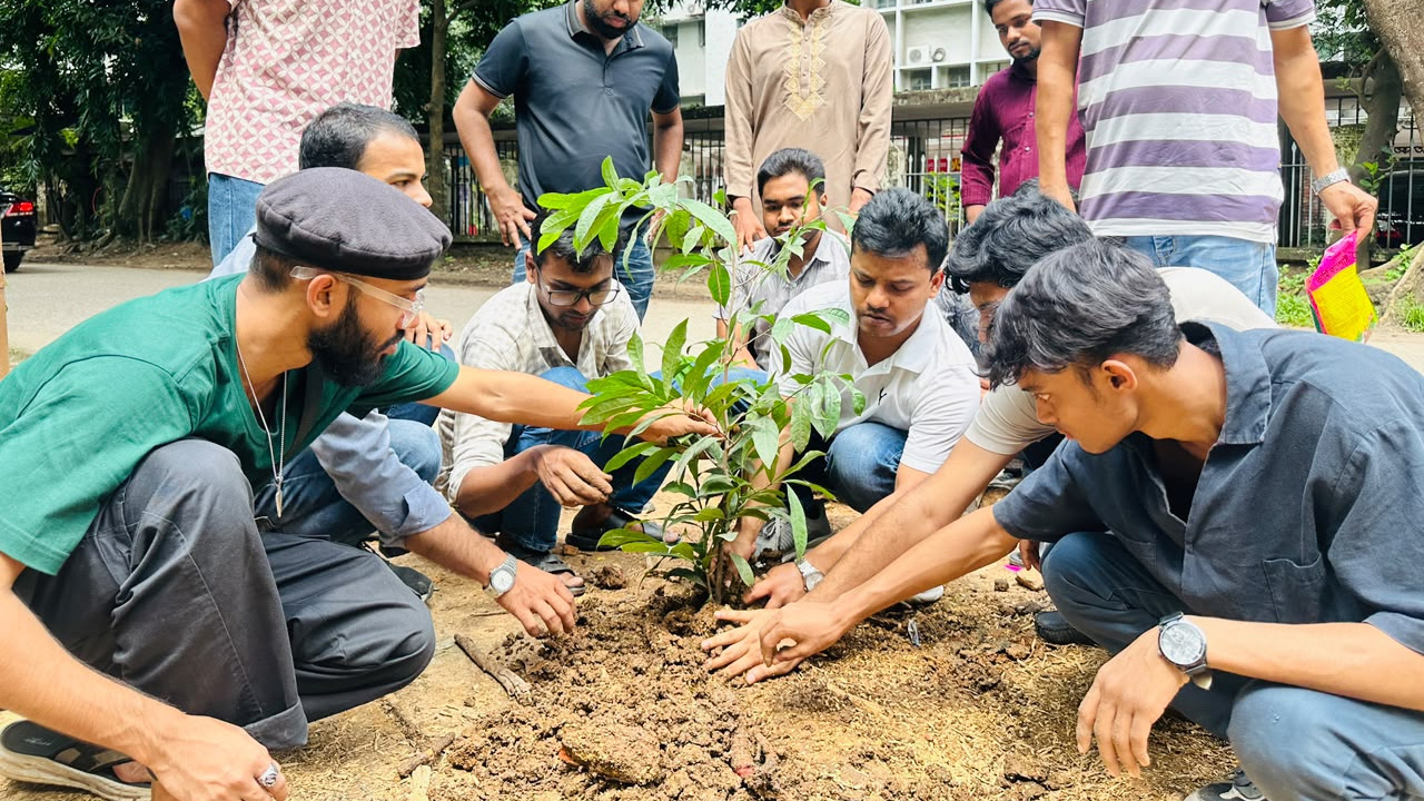 খালেদা জিয়ার জন্মবার্ষিকীতে তারই পছন্দের কাঁঠালিচাঁপা গাছ রোপণ ছাত্রদল নেতার