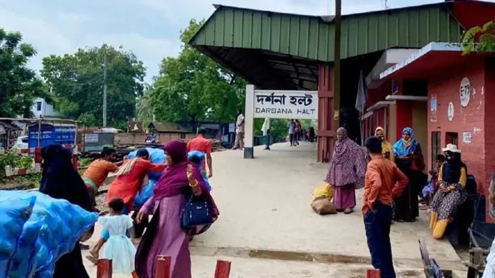 সন্তানকে স্টেশনে রেখে ট্রেনের নিচে ঝাঁপ দিলেন মা