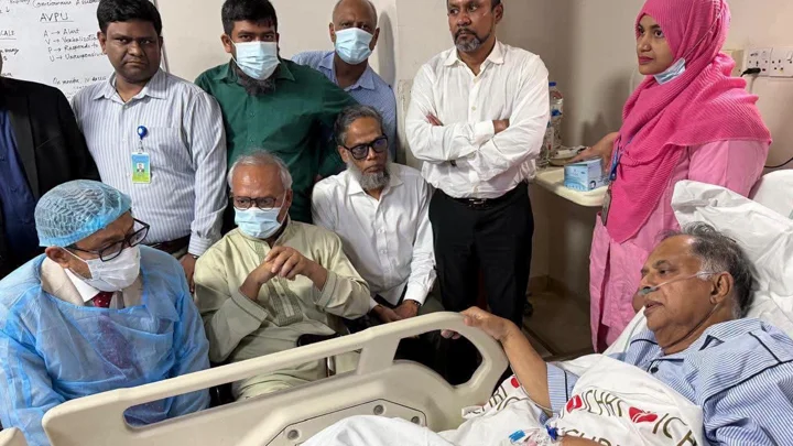 জ্বালানিমন্ত্রীকে দেখতে হাসপাতালে রুহুল কবির রিজভী
