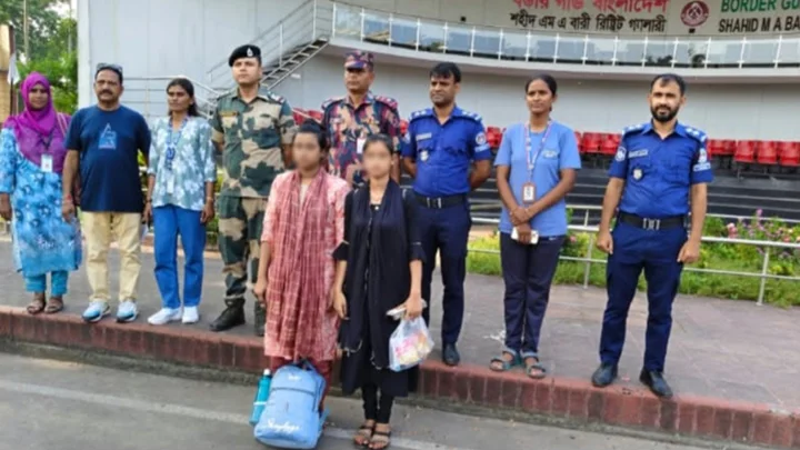 ভারত থেকে ট্রাভেল পারমিটে বেনাপোল দিয়ে দেশে ফিরলেন দুই নারী