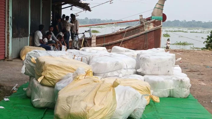 পিরোজপুরে মাছ ধরার ট্রলারে মিলল বিপুল ভারতীয় পণ্য