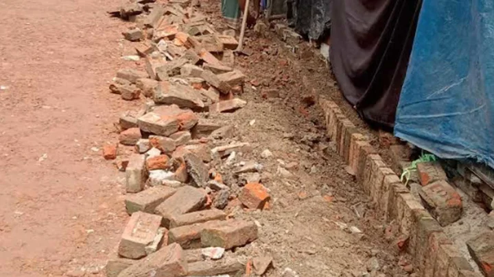 সাতক্ষীরায় সরু সড়ক দখল করে ব্যবসা, জনদুর্ভোগ চরমে