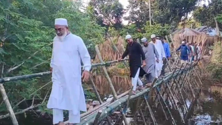 পাবনায় ১০ গ্রামের মানুষের চলাচলে জামায়াতের বাঁশের সাঁকো