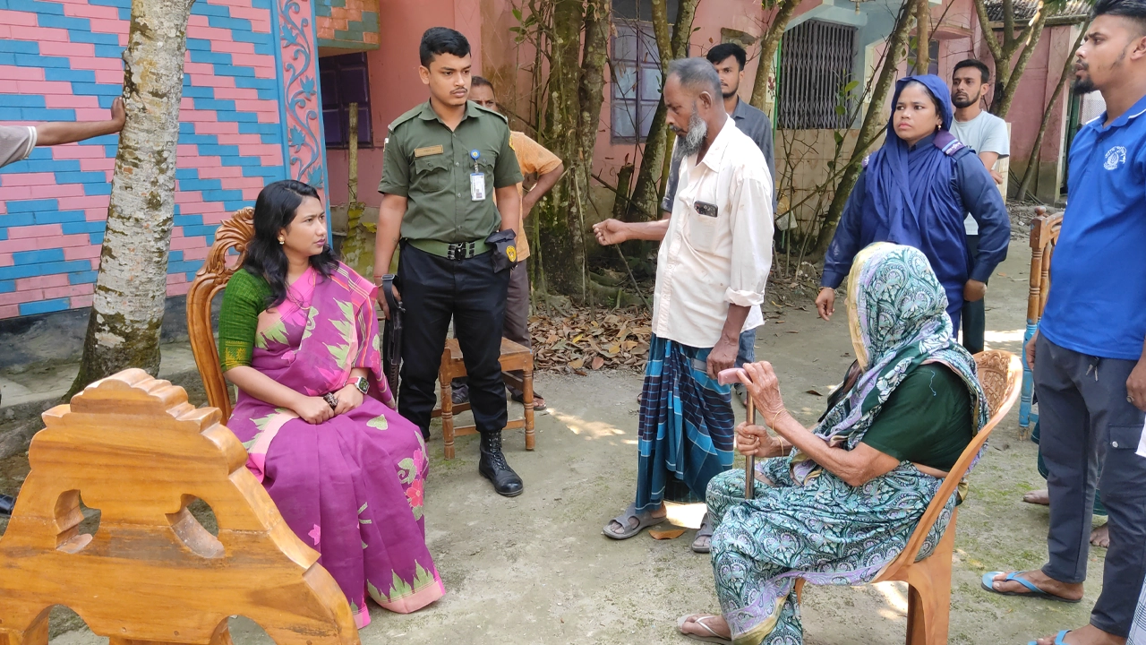 দুপক্ষের বক্তব্য শুনে বৃদ্ধ জয়নবকে ঘরে তুলে দেন শাহরাস্তি ইউএনও। ছবি: এশিয়া পোস্ট
