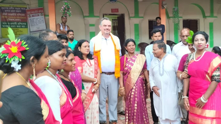 কান্তজিউ মন্দিরে ‘ক্রিসমাস’ গাছ রোপণ করলেন মার্কিন রাষ্ট্রদূত