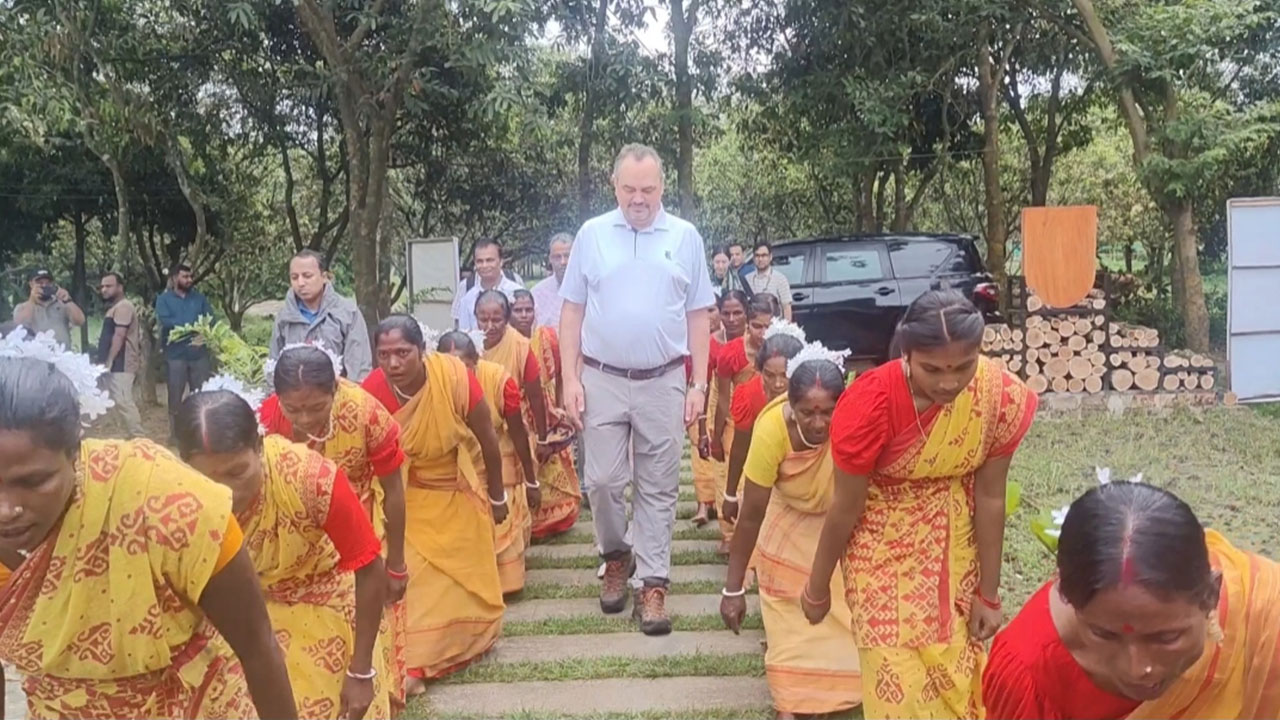 ঠাকুরগাঁওয়ের লোকায়ন জীবনবৈচিত্র্য জাদুঘরে মার্কিন রাষ্ট্রদূত ব্রেন্ট টি. ক্রিস্টেনসেনকে উষ্ণ অভ্যর্থনা জানানো হয়। ছবি : এশিয়া পোস্ট