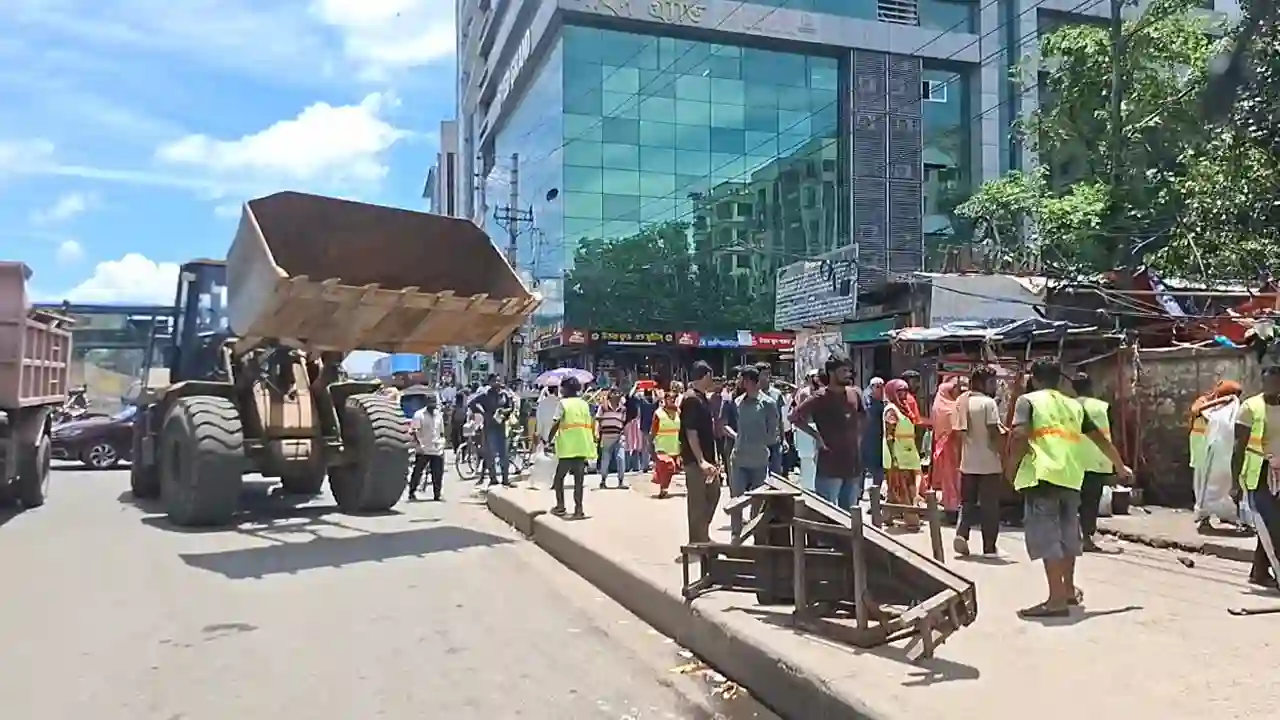 উত্তরার মহাসড়কে অবৈধভাবে গড়ে ওঠা ছয় শতাধিক দোকানপাট উচ্ছেদ