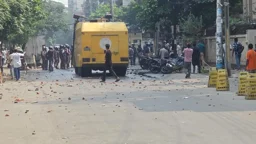 উত্তরায় মহাসড়কে শ্রমিক-পুলিশ সংঘর্ষে আহত অর্ধশত 