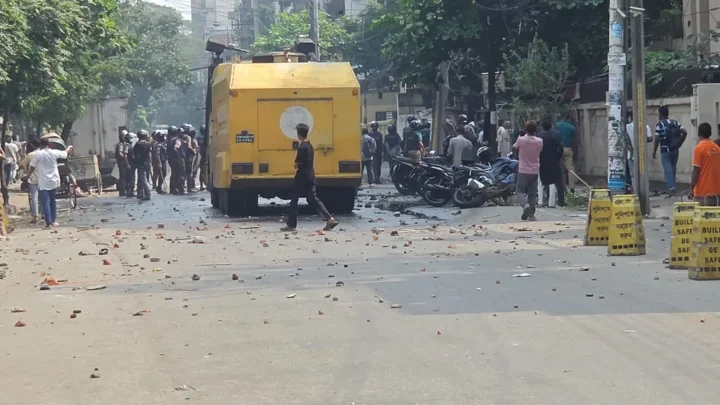 উত্তরায় মহাসড়কে শ্রমিক-পুলিশ সংঘর্ষে আহত অর্ধশত