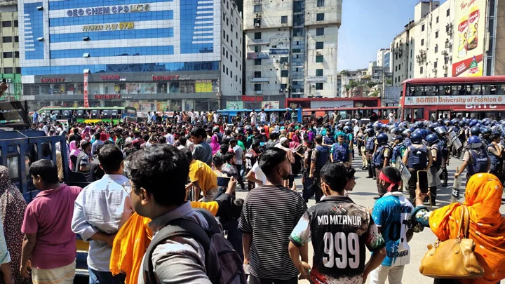 উত্তরায় সড়ক অবরোধ করে পোশাক শ্রমিকদের বিক্ষোভ