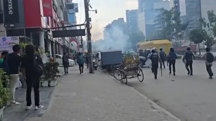 পুলিশের টিয়ারশেলে সড়ক ছাড়ল শ্রমিকরা, যান চলাচল স্বাভাবিক