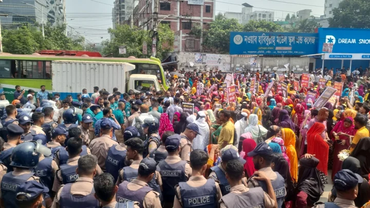 বেতন বৃদ্ধির দাবিতে রাজধানীর উত্তরায় মহাসড়ক অবরোধ পোশাক শ্রমিকদের