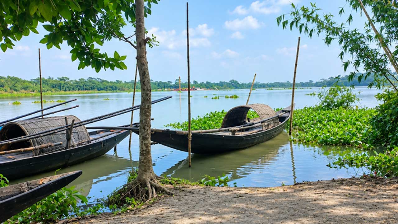 বিষখালী নদীর পাড়ে ভেড়ানো জেলেদের ডিঙি নৌকা। ছবি : এশিয়া পোস্ট