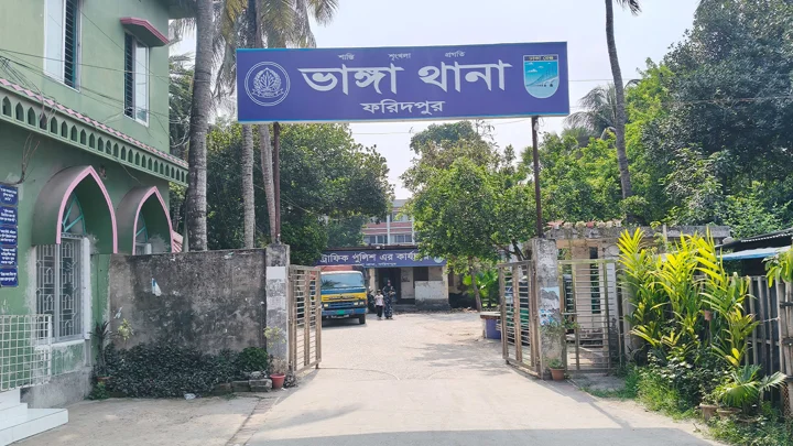 থানার সামনে এক নারীকে নিয়ে দুই ভাইয়ের সংঘর্ষ, আহত ৫