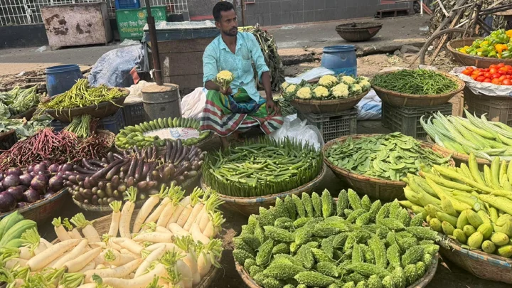 শীতের আগাম সবজিতে কিছুটা স্বস্তি, নাগালের বাইরে টমেটো-শিম