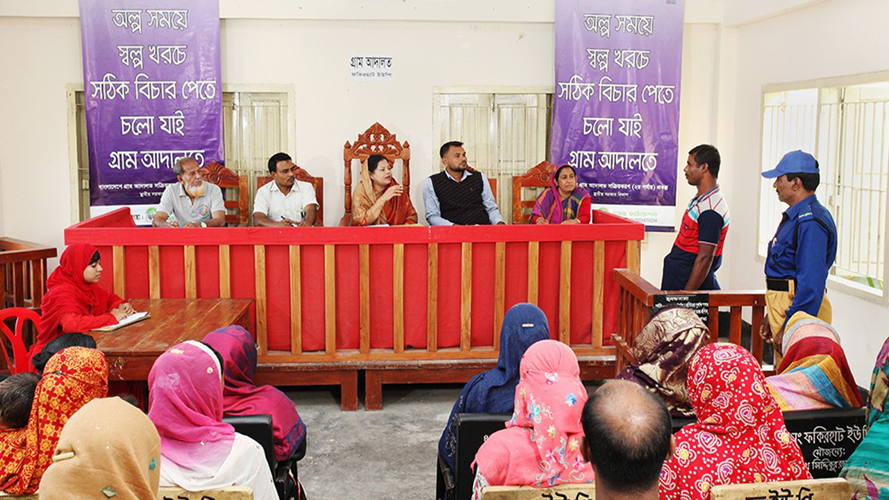 একটি গ্রাম আদালতে বিচারব্যবস্থার চিত্র। ছবি: ভিলেজকোর্ট