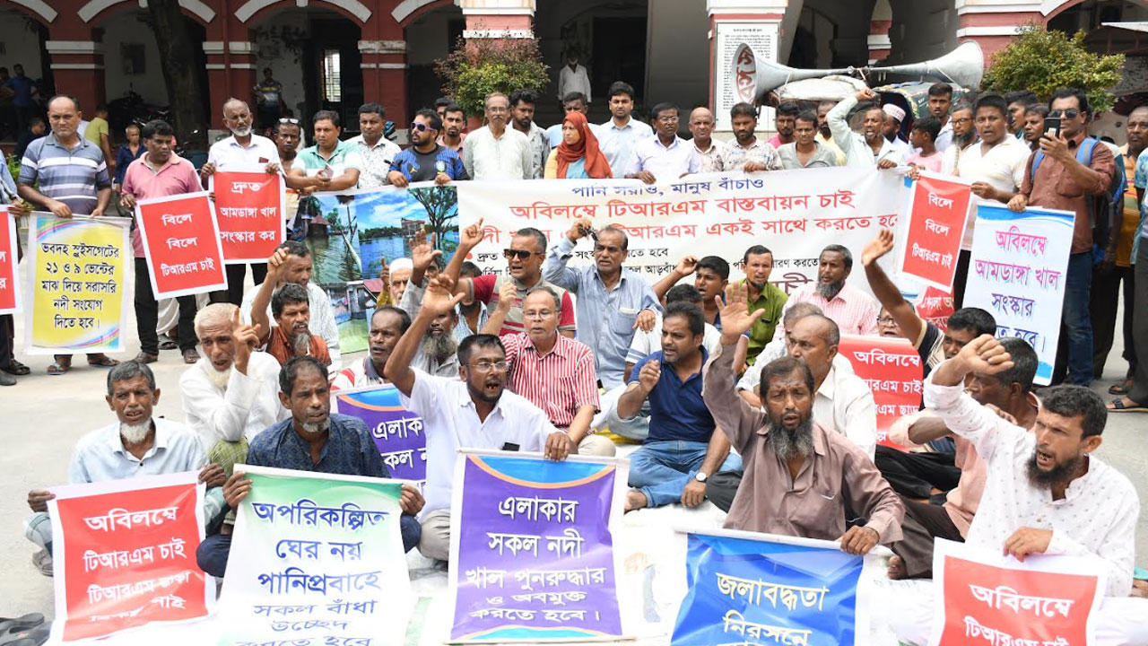 অর্ধবছর ডুবে থাকে ভবদহ, সমাধানে লাঙল-কাস্তে নিয়ে ডিসি অফিসে অবস্থান