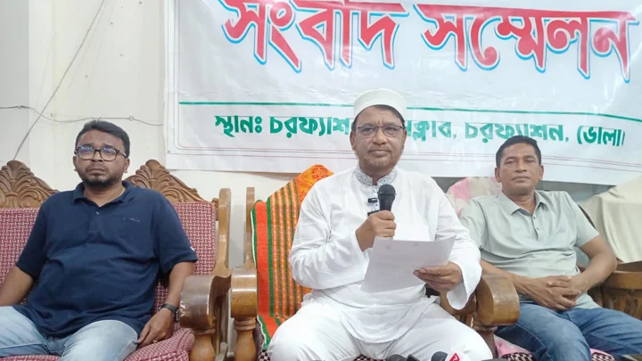 এনসিপির পদ পেয়ে বরখাস্তের পর প্রাণিসম্পদ কর্মকর্তার সংবাদ সম্মেলন