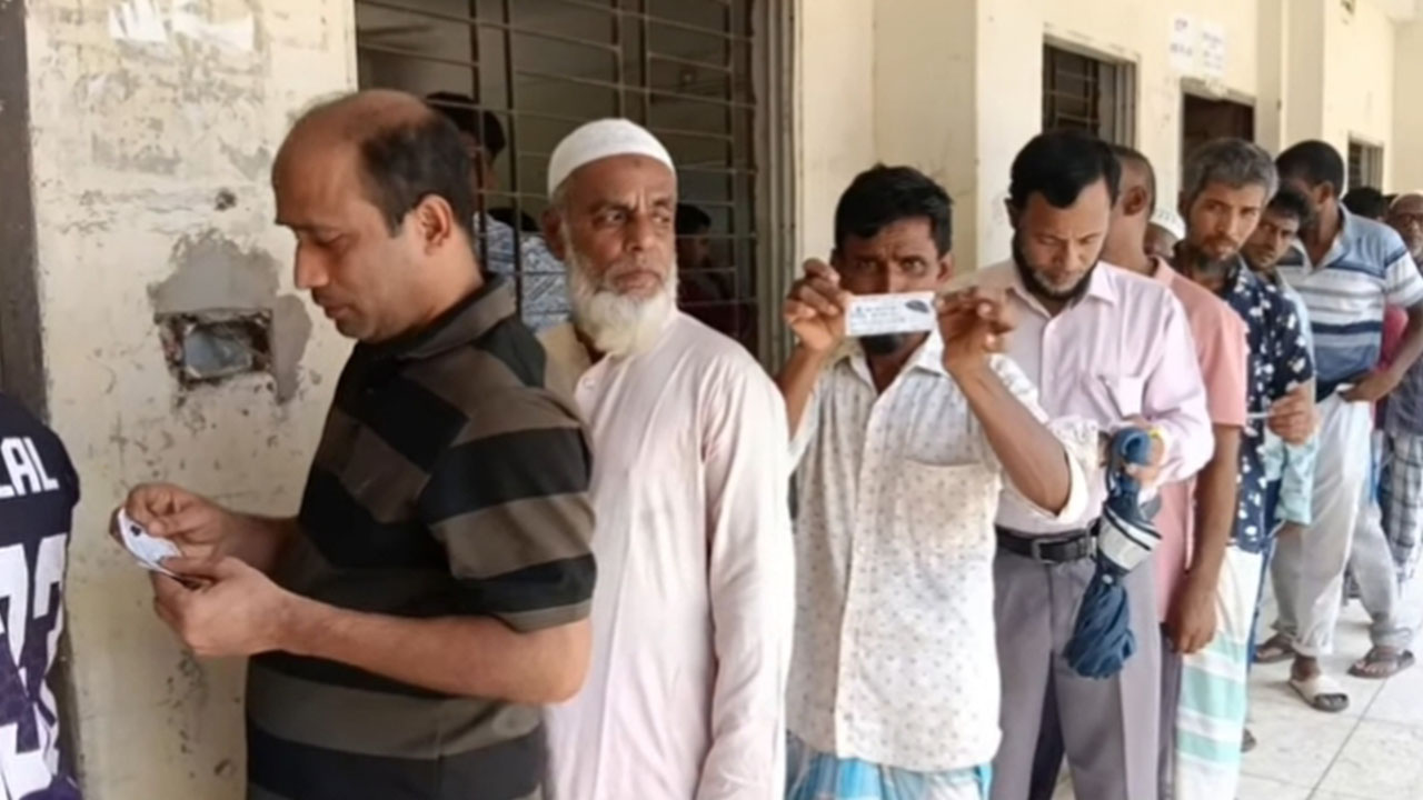 ভোট দিতে লাইনে দাঁড়িয়ে ভোটাররা। ছবি : সংগৃহীত