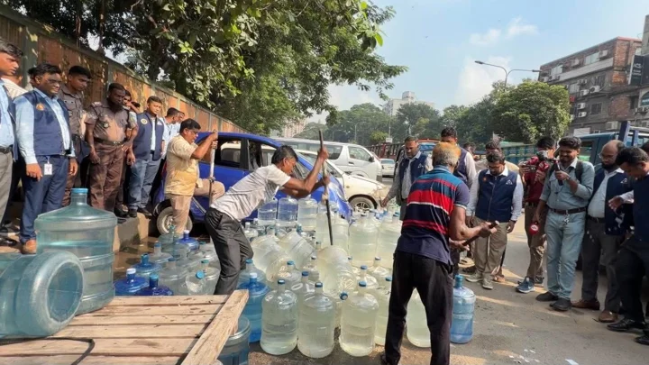 অনুমোদনহীন ও নোংরা জারে খাবার পানি বিক্রি, ৫০০ জার ধ্বংস