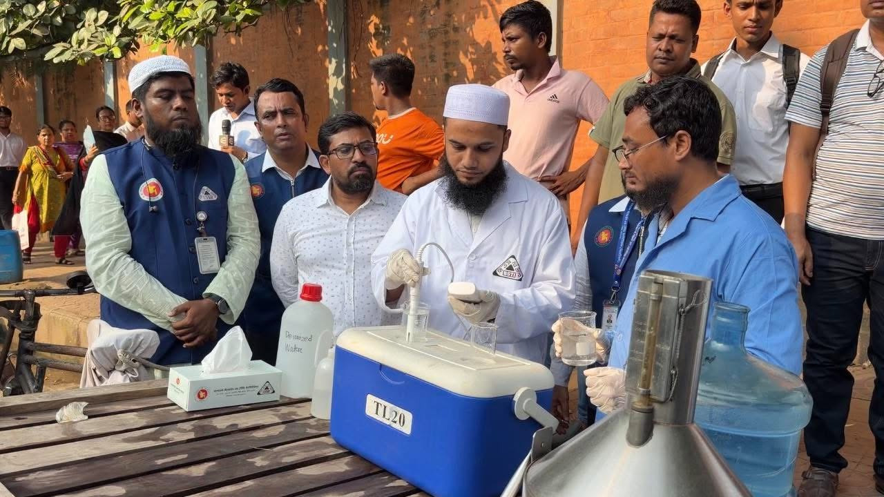 জারে সরবরাহকৃত পানির মান পরীক্ষা করছেন বিএসটিআইয়ের বৈজ্ঞানিক কর্মকর্তারা। ছবি: এশিয়া পোস্ট