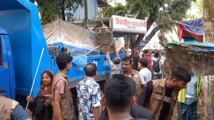 হবিগঞ্জে ফুটপাতের শতাধিক অবৈধ স্থাপনা উচ্ছেদ