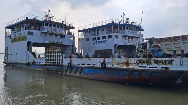 চিলমারী-রৌমারী নৌপথে ১৫ দিন ধরে ফেরি চলাচল বন্ধ