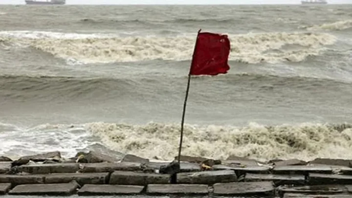 নিম্নচাপের প্রভাবে ৪ সমুদ্র বন্দরে ৩ নম্বর সতর্ক সংকেত
