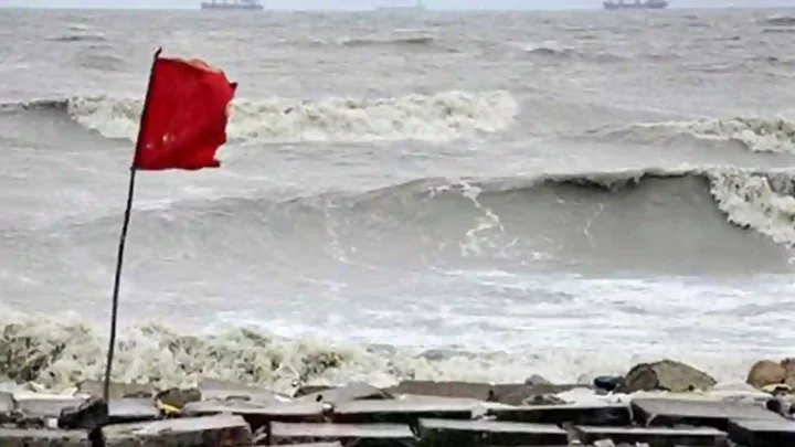 সাগরে নিম্নচাপ, চার সমুদ্রবন্দরে ৩ নম্বর সতর্ক সংকেত